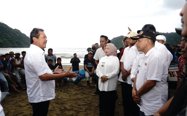 Thumbnail Berita - Menteri KKP Tinjau Lokasi Pembangunan Kampung Nelayan Merah Putih di Malang Selatan