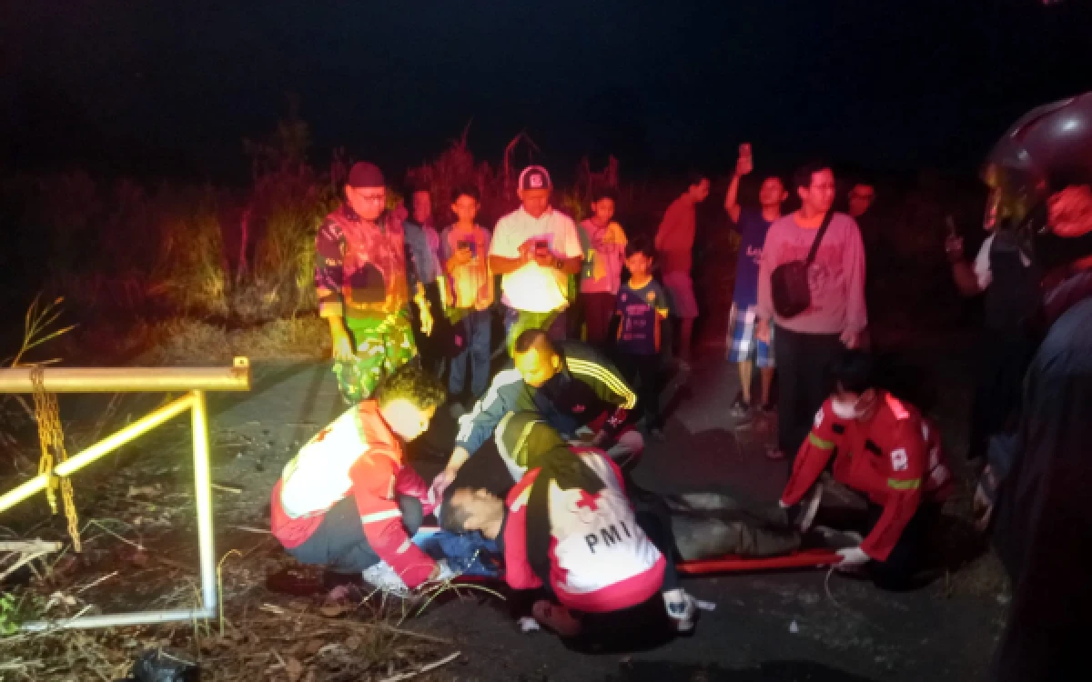 Foto Proses evakuasi korban AJ oleh tim medis dari lokasi kejadian pada Sabtu, 29 Agustus 2026 malam (Foto : Istimewa)