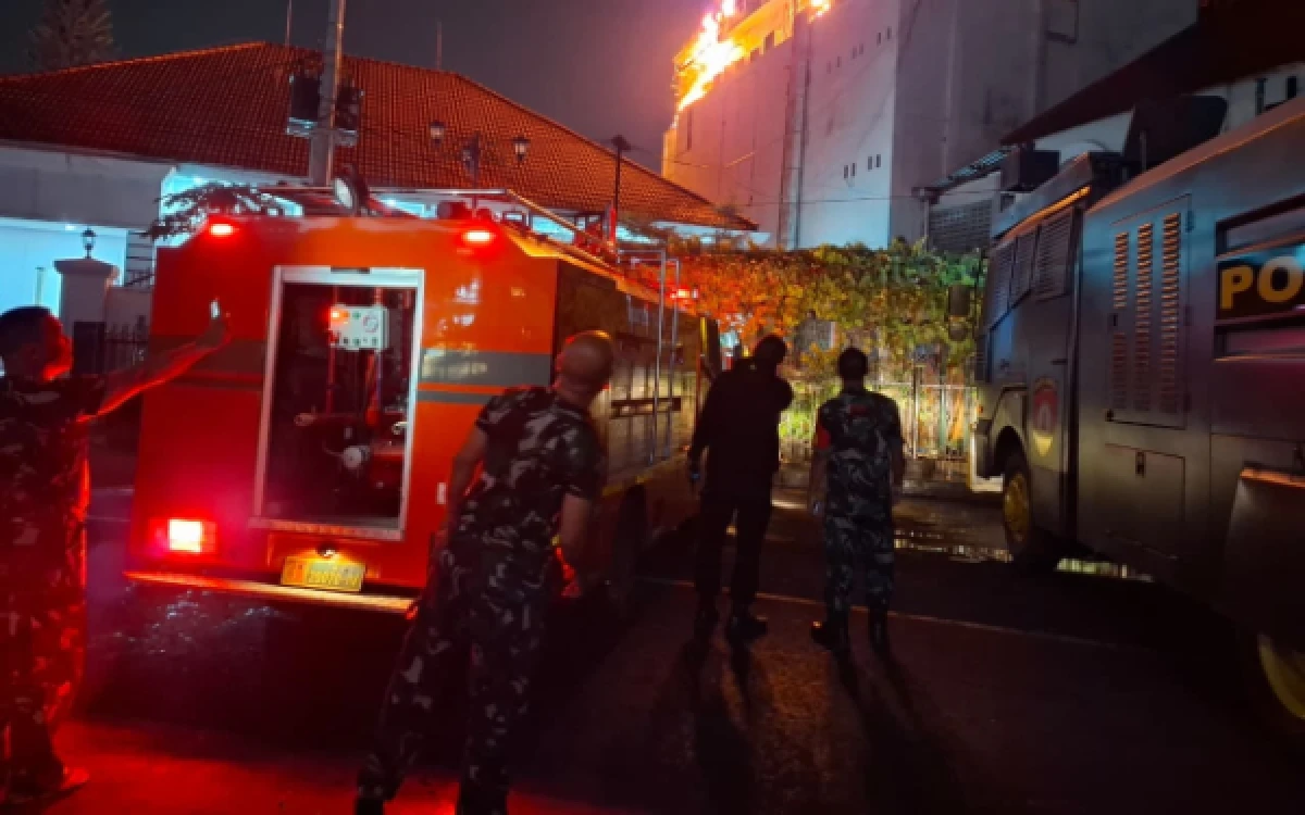 Foto Petugas gabungan dan armada pemadam kebakaran dari TNI turut memadamkan kobaran api yang membakar lantai atas bangunan. (Foto: Lik Is for Ketik.com)