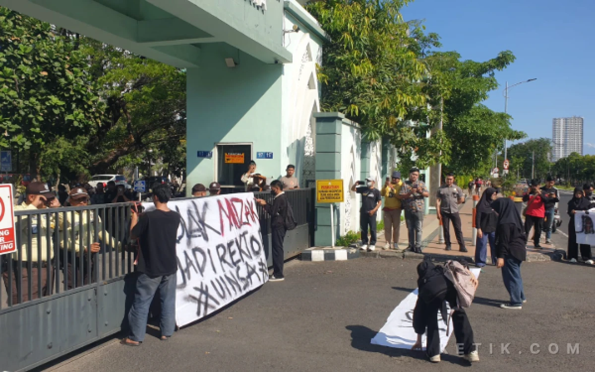Thumbnail Berita - Mahasiswa UINSA Gelar Demonstrasi, Minta Pemilihan Rektor Transparan