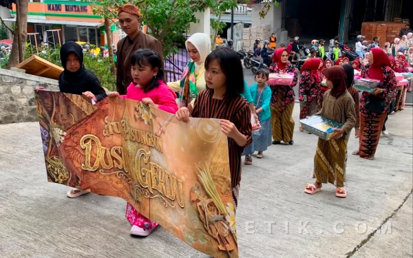 Thumbnail Berita - [FOTO] Perayaan Satu Abad Desa Tulungrejo Dimeriahkan Kirab Hasil Bumi dan Ritual Merti Bumi
