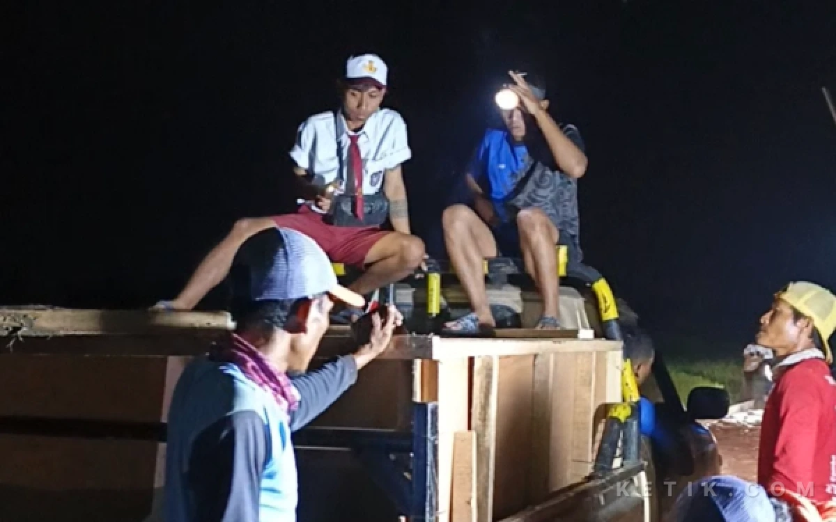 Budaya atau Mitos? Hiii.. "Penampakan" Pemuda Berseragam SD Ikut Pengecoran Jalan Malam Hari