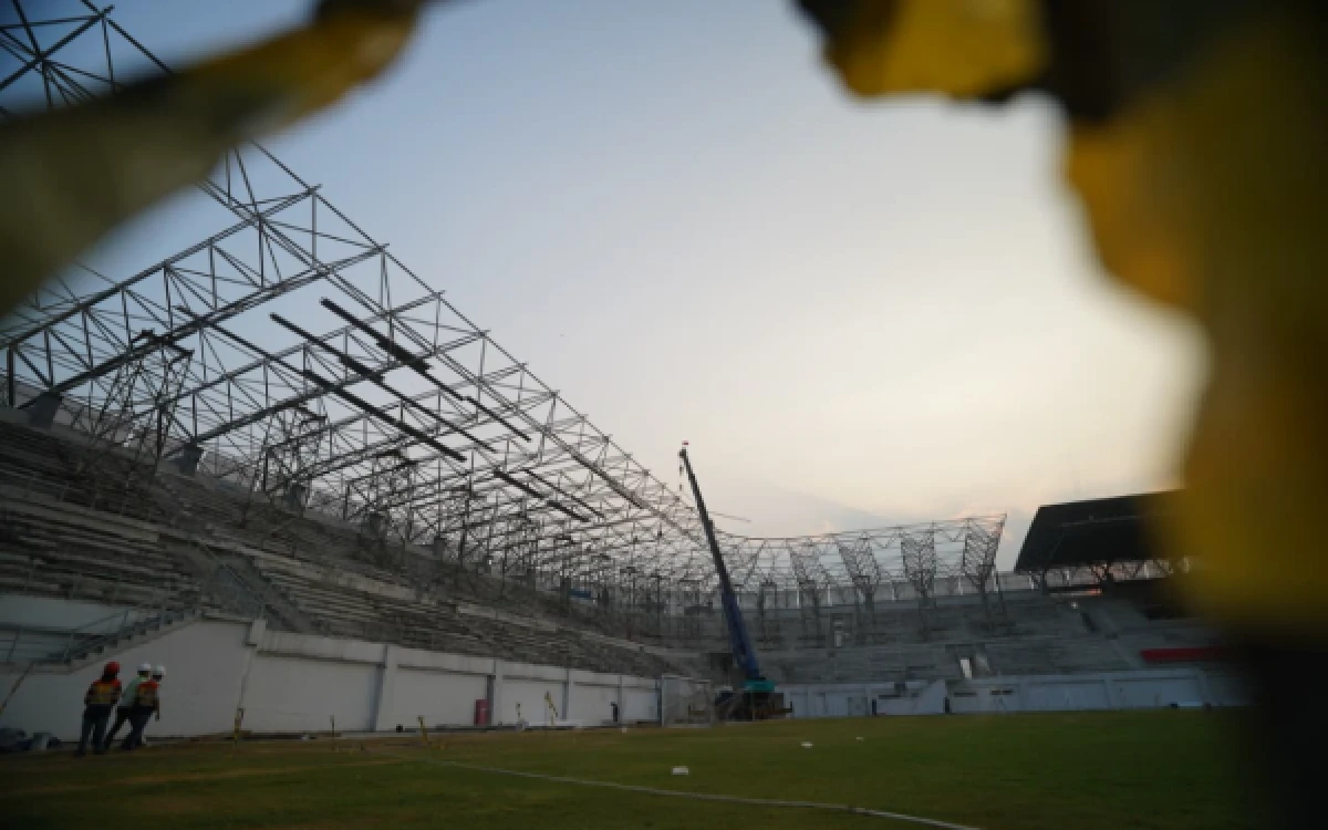 Thumbnail Berita - Gunakan 3 Crane, Pemasangan Rangka Atap Stadion GDJ Kediri Ditarget Selesai Akhir November