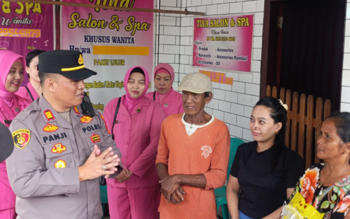 Thumbnail Berita - Korban Kebakaran Lawang Kidul Dapat Bantuan dari Polsek Boom Baru dan Bhayangkari