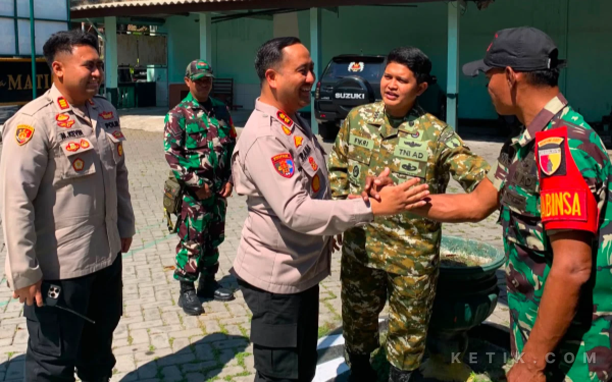 Thumbnail Berita - Kapolres Gresik dan Kapolsek Gresik Kota Kunjungi Koramil 0817/05, Perkuat Sinergitas TNI-Polri
