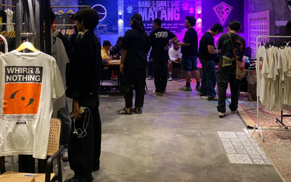 Foto Belasan tenant dari berbagai kota, seperti Zenrack dari Jakarta; Metalgodz dan Arata dari Bandung; tenant dari Semarang; Wang Branded dan YK Vintage dari Yogyakarta; Diffclass dari Surabaya; serta Godthroat dari Sidoarjo dan Sorcerer dari Jombang meramaikan acara Global Band T-Shirt Day 2026: Chapter Malang. (Foto: Edi Purnomo for Ketik.com)