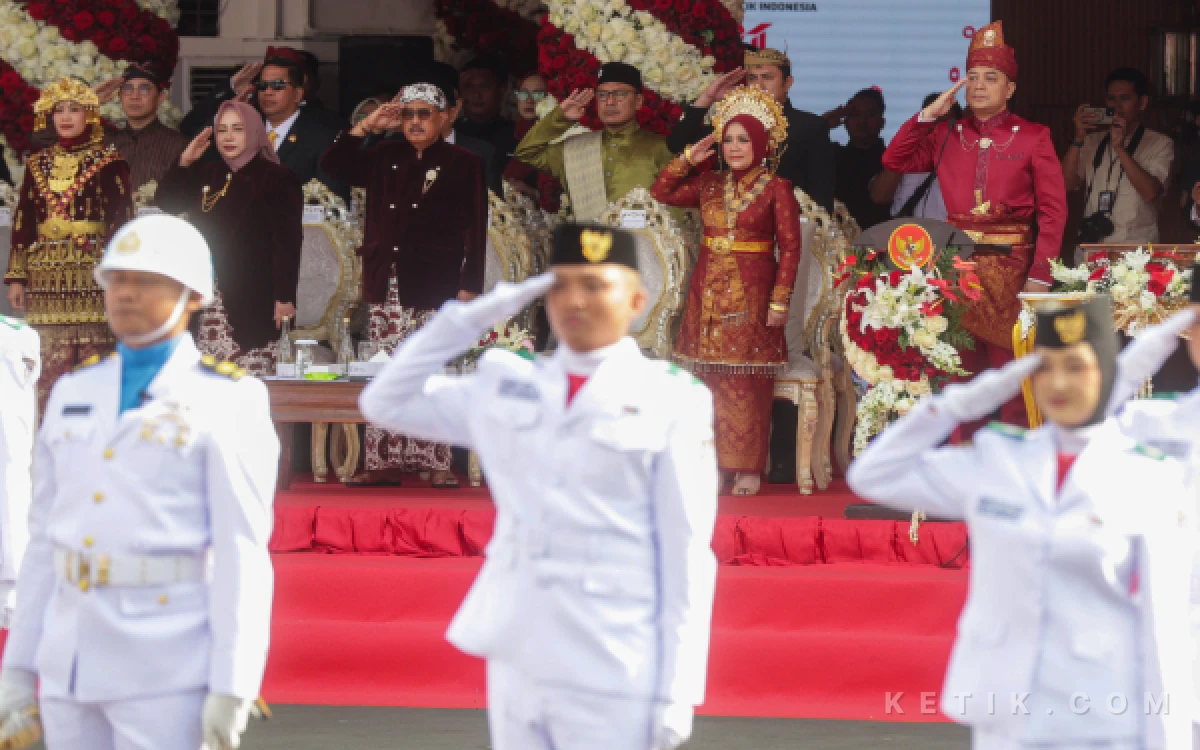 Thumbnail Berita - Upacara HUT ke-81 RI di Surabaya, Cak Eri Kobarkan Api Perjuangan Pemuda