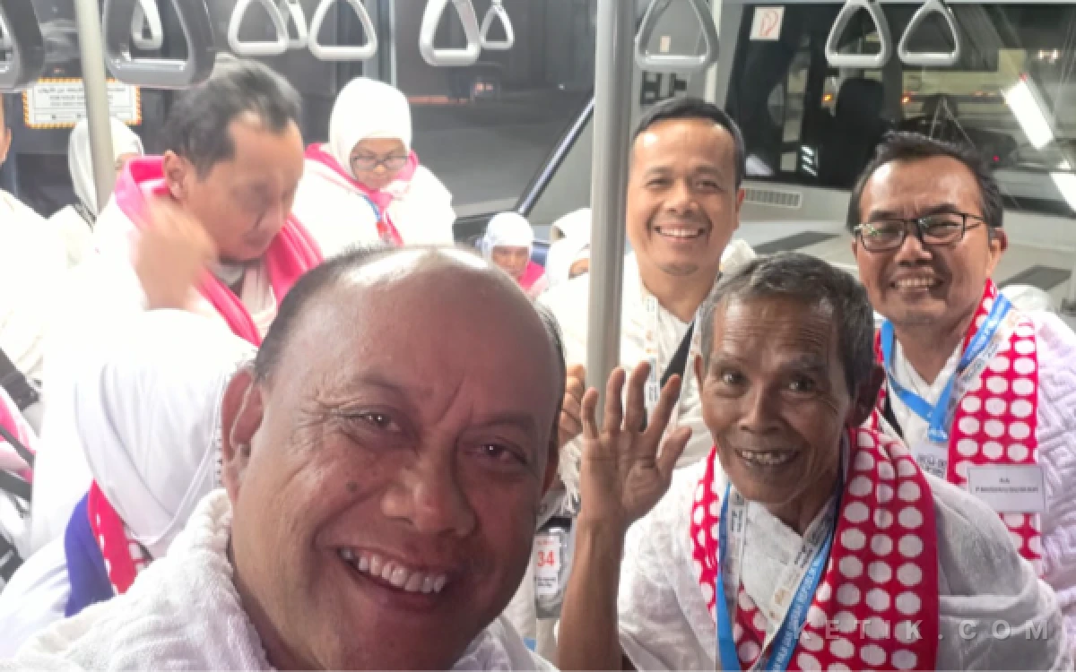 Thumbnail Berita - Kisah Kepala BGN Dadan Hindayana, 12 Tahun Antre Haji Reguler dan Berdesakan di Bus Makkah