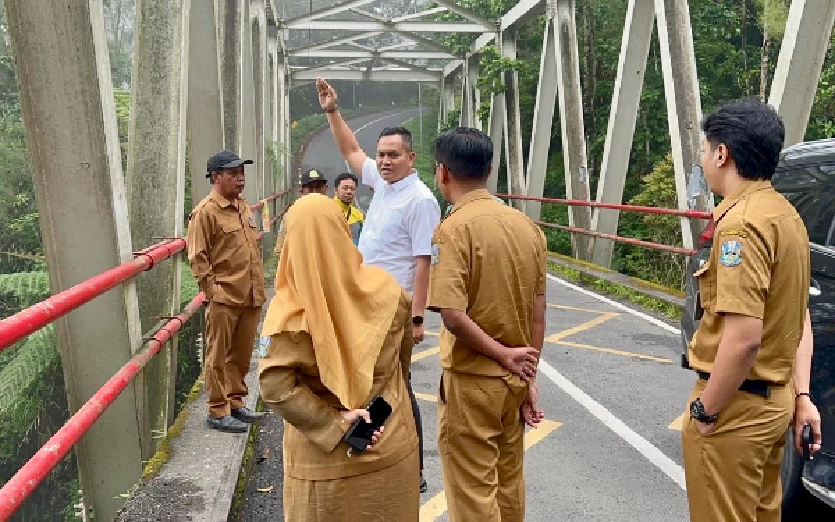 Thumbnail Berita - Segera Dipasang Pagar dan CCTV, Polres Batu dan PU Bina Marga Jatim Tinjau Jembatan Cangar