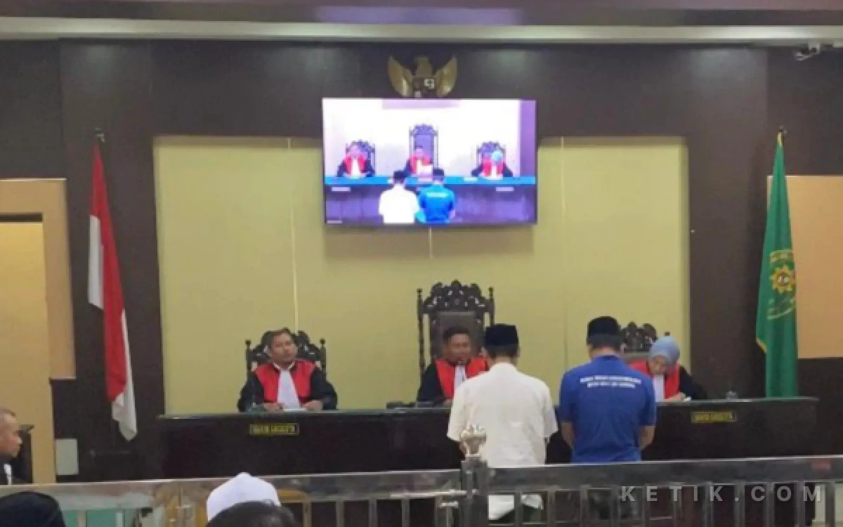 Thumbnail Berita - PN Sampang Vonis 5 Tahun Dua Terdakwa Penganiayaan Guru Tugas di Kedungdung
