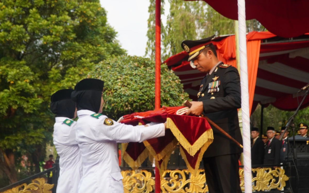 Thumbnail Berita - Kapolres Tegal Pimpin Upacara Penurunan Bendera HUT Ke-81 RI, Teguhkan Semangat Persatuan dan Pengabdian