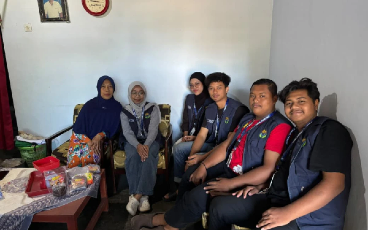 Thumbnail Berita - Digitalisasi UMKM Desa Tawang, KKN UB PSDKU Kediri Dampingi 13 Pelaku Usaha Secara Door to Door