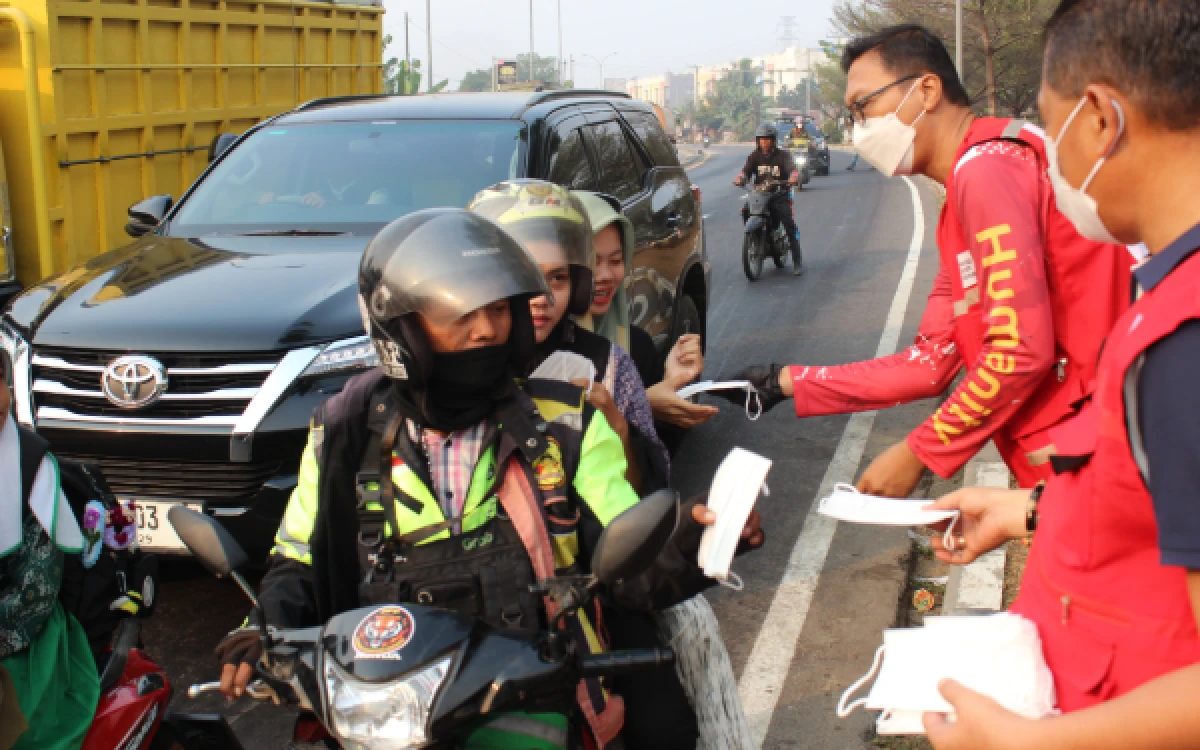 Foto PMI Kota Palembang membagikan Masker di Simpang Lampu Merah Fly Over Kertapati (Foto:Humas PMI Kota Palembang