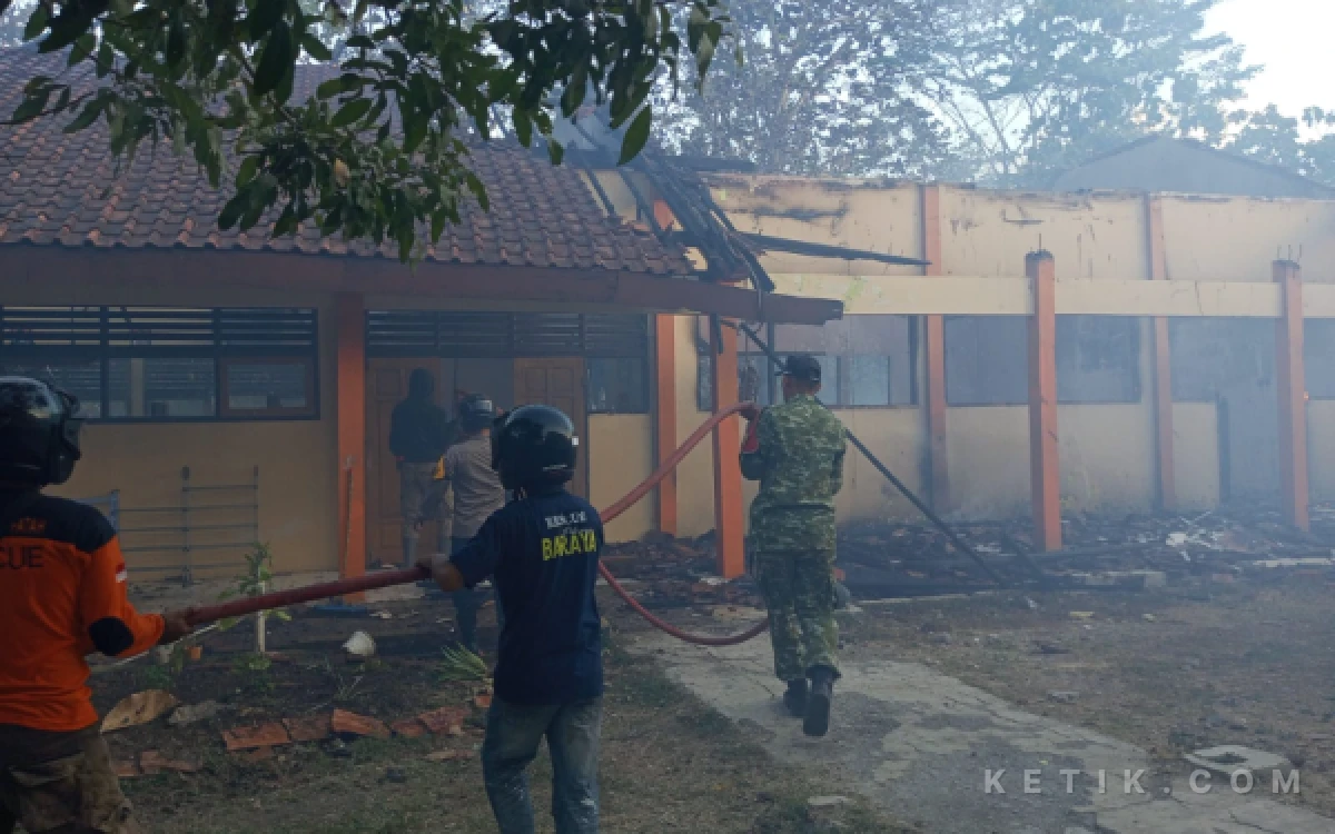 Thumbnail Berita - Kebakaran Hanguskan 6 Ruang Kelas SMA N 1 Bantarkawung Brebes, Api Diduga Berawal dari Belakang Toilet