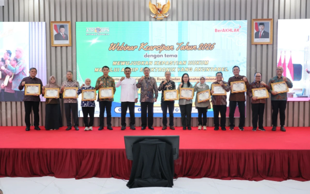 Thumbnail Sekjen Kementerian ATR/BPN Beri Penghargaan kepada Satker Pengelola Kearsipan Terbaik