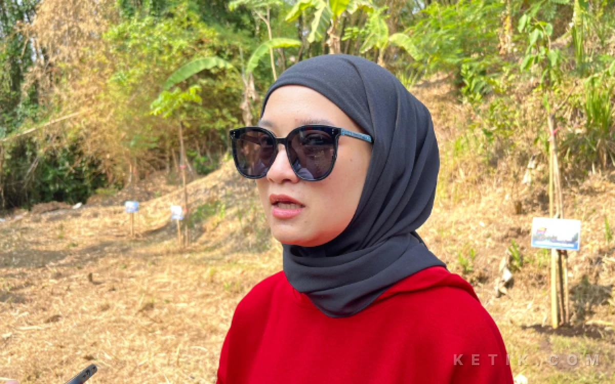 Foto Ketua DPRD Kota Malang, Amithya Ratnanggani Sirraduhita menjelaskan usulan jaring penahan air di sungai. (Foto: Lutfia/Ketik.com)