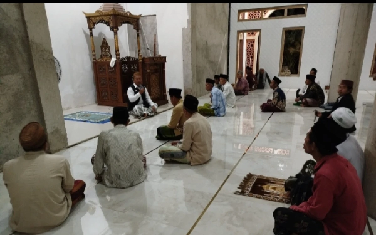 Foto H. Moh. Halili, Kepala KUA Masalembu memberikan penyuluhan usai melaksanakan Sholat Shubuh berjemaah ( foto : H. Moh. Halili for KETIK )