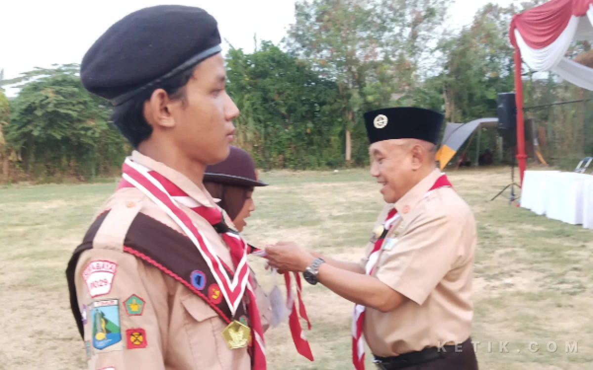 Foto Kak Sunyoto selaku Waka Kwarcab Surabaya melepas tanda peserta sebagai bukti LT III telah selesai. (Foto : Sutejo Rc/ketik.com)