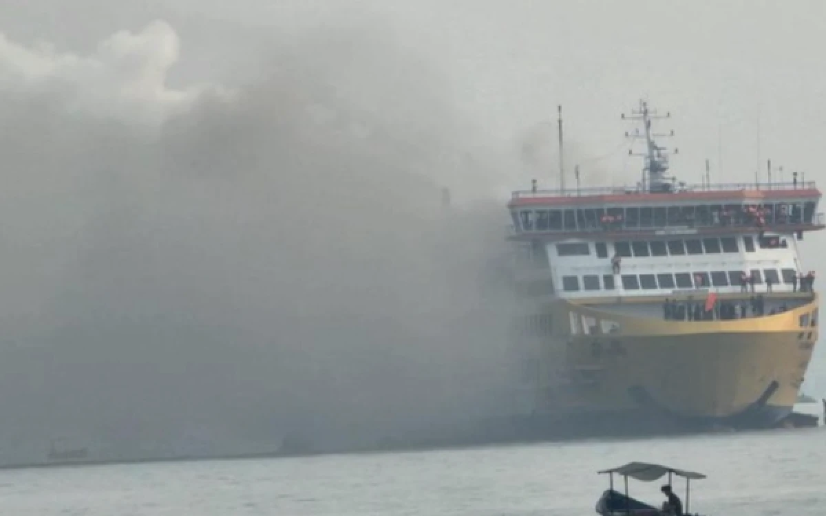 Thumbnail Berita - Penyebab KMP Batumandi Terbakar Masih Diselidiki, 420 Penumpang Selamat
