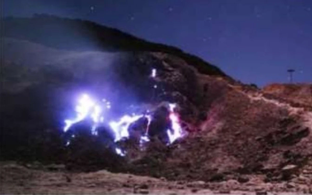 Thumbnail Berita - Fenomena Blue Fire Gunung Papandayan, Begini Proses Terbentuk dan Waktu Melihatnya