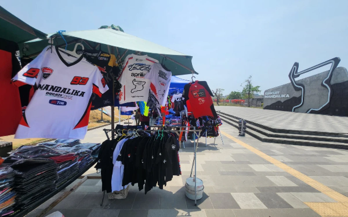 Thumbnail Berita - Masih Ramai Pengunjung, Penjual Merchandise di Sirkuit Mandalika Manfaatkan Momentum