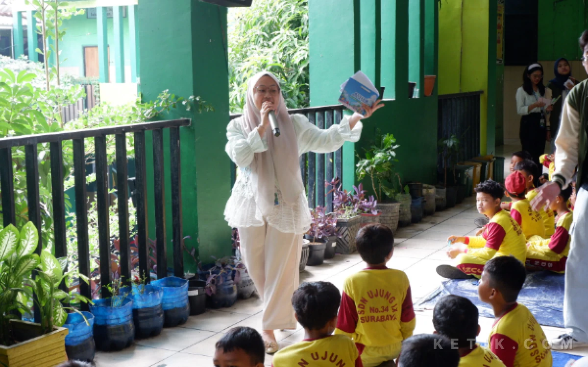 Foto Mahasiswa KKN UPN Veteran Jatim memberikan materi pemilahan sampah di SDN Ujung IX Surabaya. (Foto: Dok. KKN Kelompok 4 Surabaya UPN "Veteran" Jawa Timur)