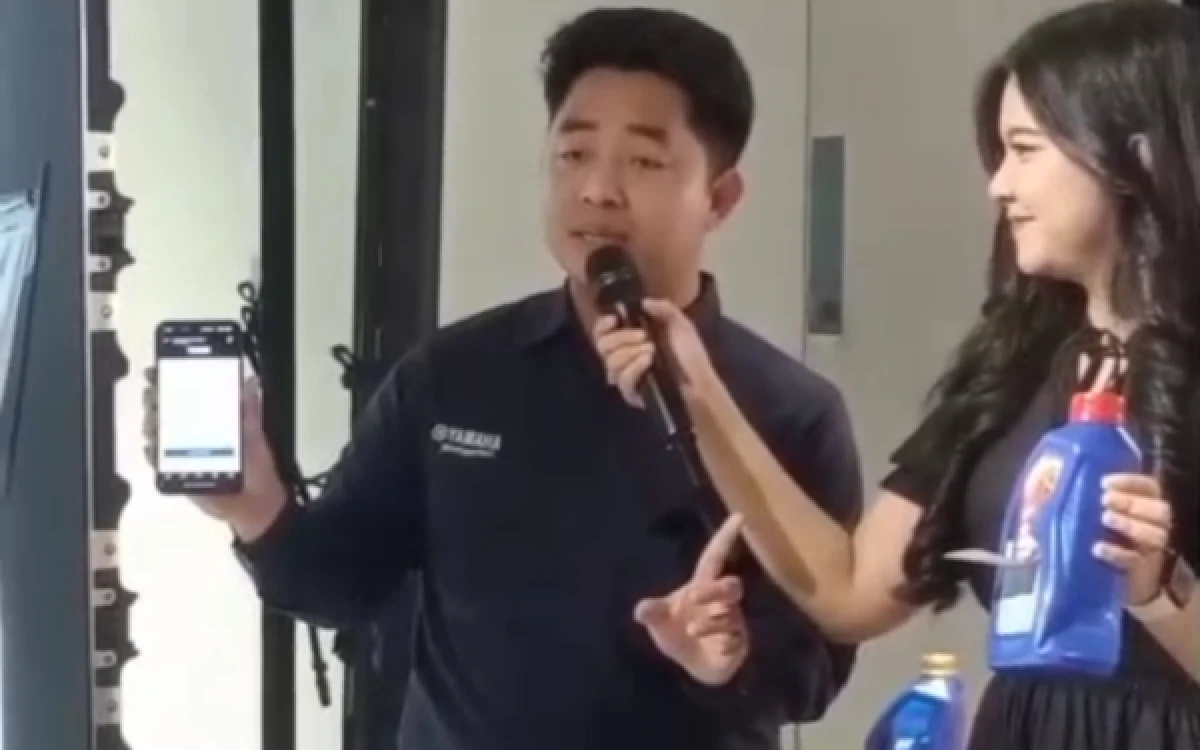 Foto Yamaha memberikan edukasi kepada masyarakat mengenai pentingnya penggunaan pelumas asli untuk menjaga usia pakai mesin. (Foto:Spty)