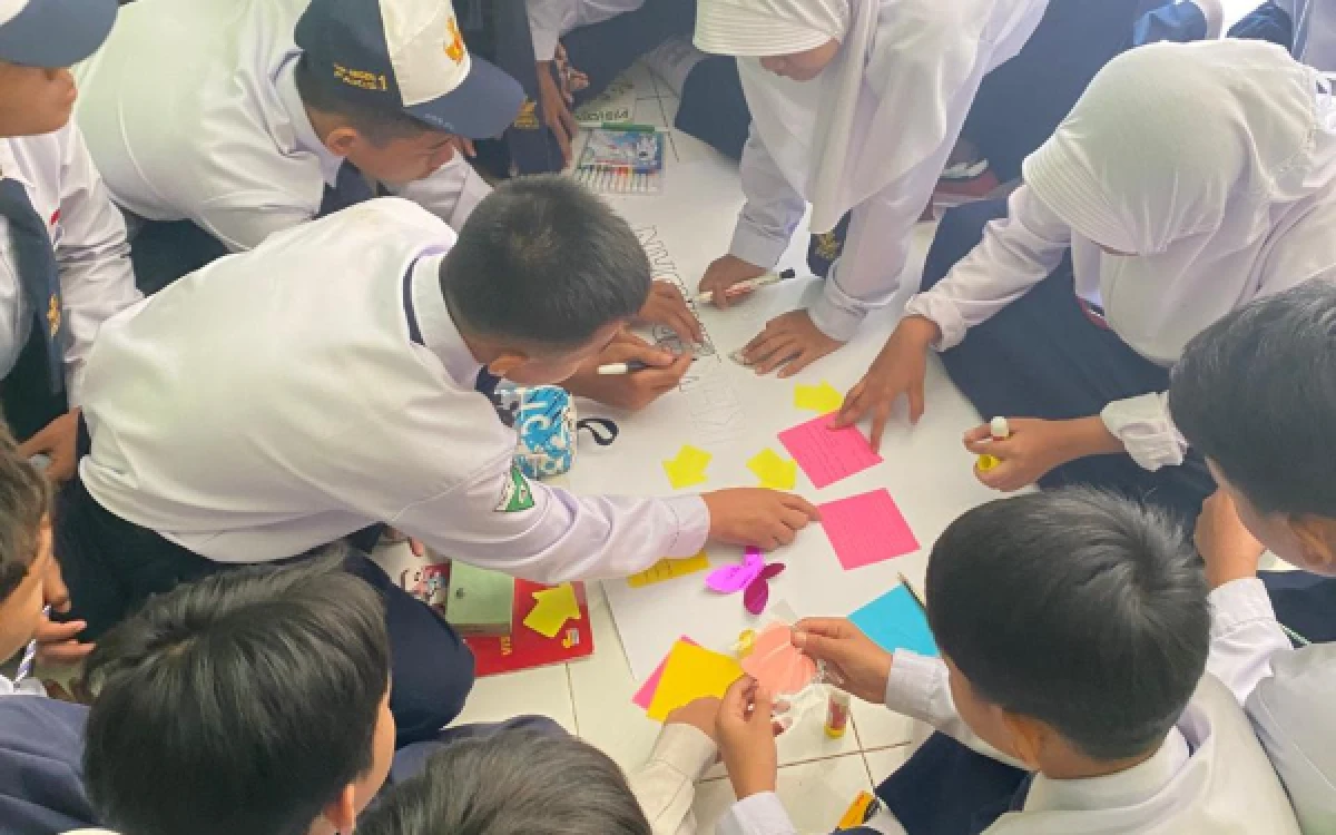 Foto Proses Mading siswa SMPN 1 Pakis Malang dalam edukasi Tim Pengabdian Masyarakat Departemen Sosiologi FISIP Universitas Brawijaya (UB). (Foto: Tim Pengabdian Masyarakat FISIP UB)