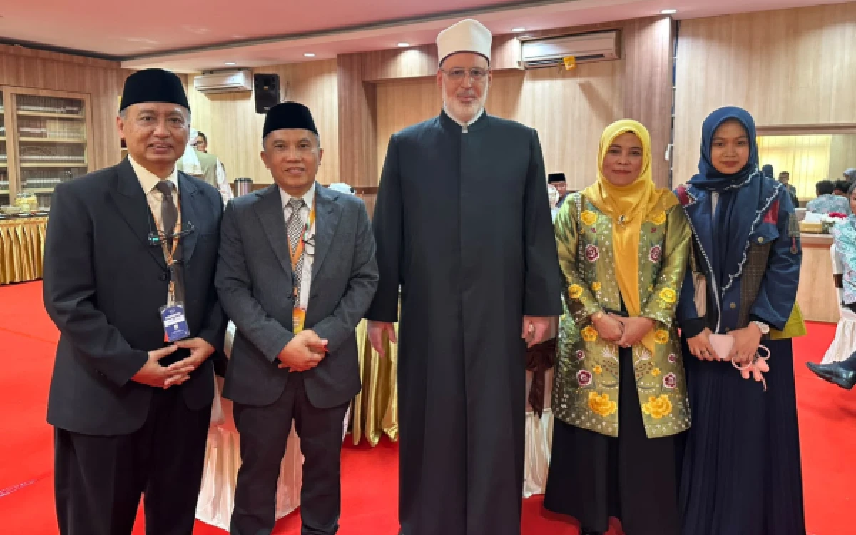 Thumbnail Berita - Momentum 1 Abad Gontor, Rektor UIN Malang Prof. Ilfi Bertemu Wakil Grand Syekh Al-Azhar, Jajaki Penguatan Kolaborasi