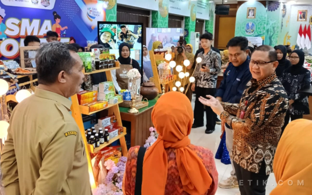 Thumbnail Berita - Pamerkan Inovasi Double Track, SMAN 1 Gondangwetan Warnai Kunjungan Kemendagri RI di Dindik Jatim