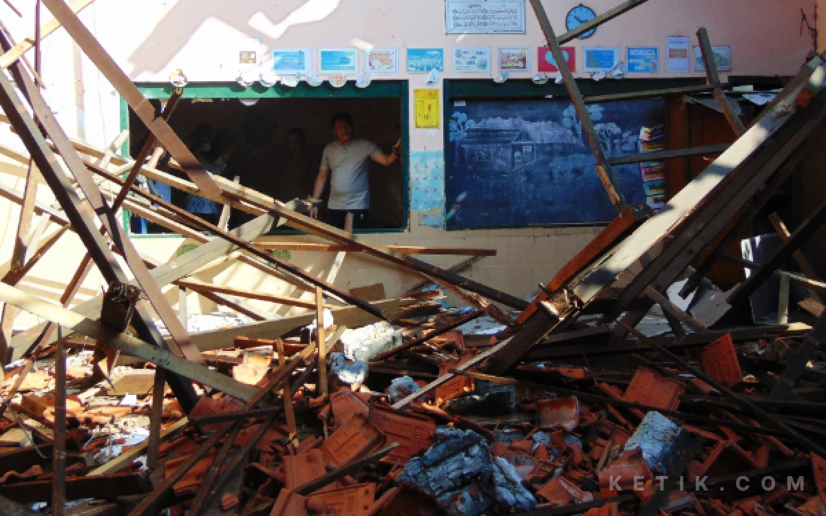Thumbnail Berita - SDN Waung Krembung Sidoarjo Ambruk, Bupati Subandi Pastikan Cepat Dibangun Lagi