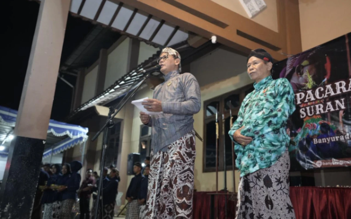 Foto Wabup Danang Maharsa menyampaikan pentingnya menjaga nilai spiritual dan budaya lokal didampingi oleh Lurah Banyuraden, Sudarisman (kanan). Acara tahunan yang dihadiri berbagai lapisan masyarakat ini menjadi momentum penting untuk mempererat silaturahmi sekaligus memantik rasa kepemilikan generasi muda terhadap warisan leluhur. (Foto: Pemkab Sleman for Ketik.com)
