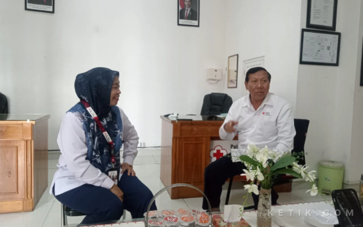 Foto Drs. Imam Buchori, M.Si., Ketua PMI Kota Malang (kanan) bersama Kepala UDD PMI Kota Malang, dr. Luluk Retro Wulan (kiri). (Foto: Aliyah/Ketik.com)