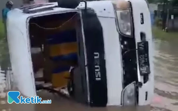 Thumbnail Bus Mini Terguling di Banyuates Sampang, Diduga Bawa Rokok Ilegal