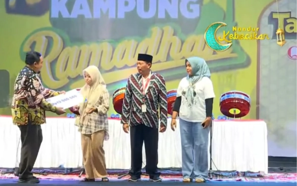 BPJS Ketenagakerjaan Jombang Serahkan Santunan Kematian dan Kartu Keanggotaan di Kampung Ramadan