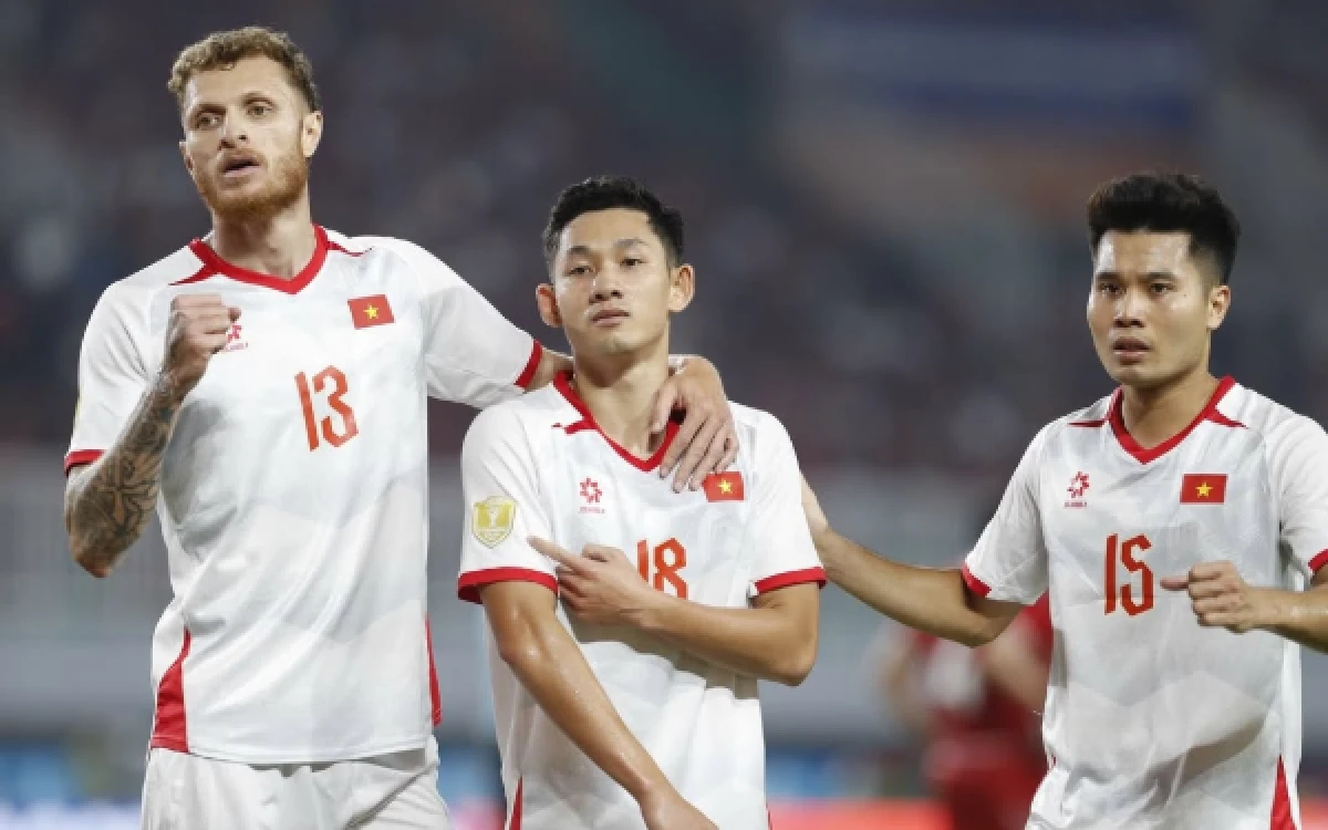 Thumbnail Berita - Selebrasi Trofi Nguyen Hai Long Usai Bungkam Indonesia Tuai Sorotan, Ini Respons Herdman dan Hubner