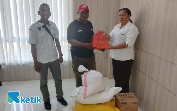 Thumbnail Berita - Pemdes Sawadai dan Kesra Halsel Salurkan Santunan Duka untuk Keluarga Fadel