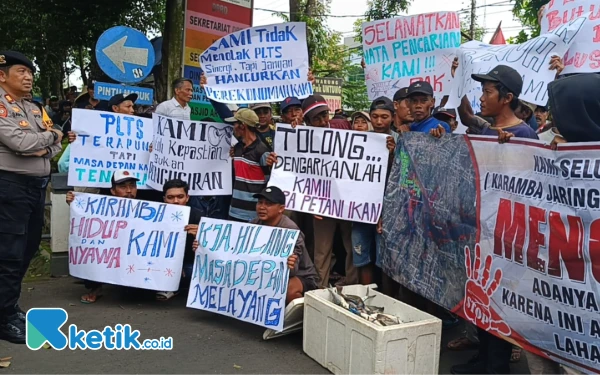 Thumbnail Tolak Pembangunan PLTS Karangkates, Ratusan Pembudidaya Ikan Demo di DPRD Malang
