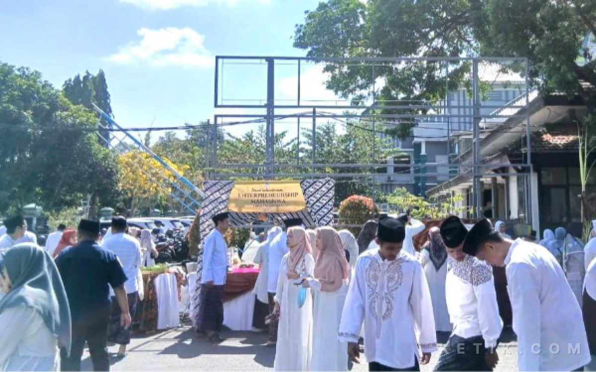 Thumbnail Berita - Jajanan Jadul Meriahkan Hari Santri UIN KHAS Jember, LENTERA Buka Peluang Bisnis Mahasiswa