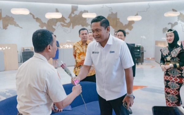 Thumbnail Berita - Peringati Hari Pelanggan Nasional, Direksi Bersama RCEO BRI Region 12 Surabaya Sapa Nasabah