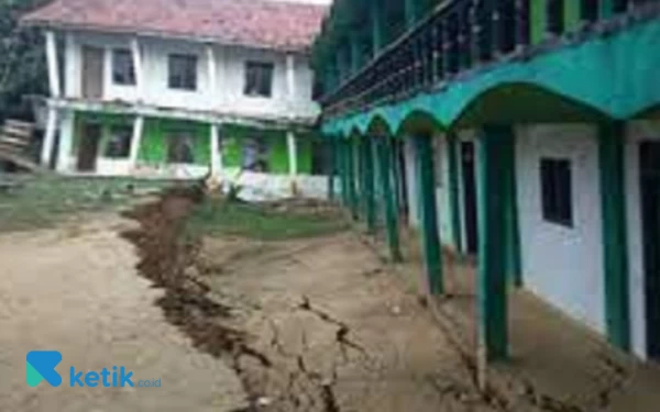 Gedung Madrasah Nahdlatul Waton  Sampang Nyaris Roboh, Tanah Ambles