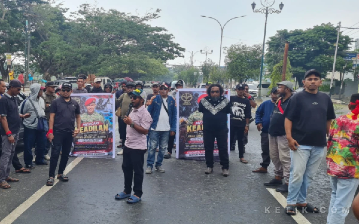 Thumbnail Berita - Keluarga Letda Jihad Al Rasyid Demo di Taman DEO Sorong, Desak Fakta Kematian Diungkap dan Keadilan Ditegakkan