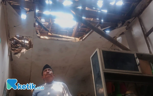 Thumbnail Berita - Anggota DPRD Sidoarjo Dhamroni Chudlori Ditangisi Teman Sekolah: Hidup Sebatangkara, Rumah Ambruk dan Sakit Diabetes