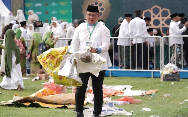 Usai Mujahadah Kubro, Kadisdik Jatim Aries Pimpin Bersih-Bersih di Stadion Gajayana