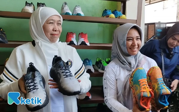 Thumbnail Berita - Kunjungi UMKM Sepatu Kota Mojokerto, Gubernur Jatim Akan Bawa Brand Lokal “Awake” ke Misi Dagang di Kalsel