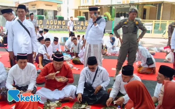Thumbnail Berita - Bupati Situbondo Makan Ala Santri Bersama Forkopimda dan Peserta Apel HSN