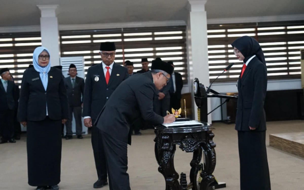 Thumbnail Berita - Mbak Wali Lantik 184 Pejabat Pemkot Kediri, Tekankan Percepatan Kinerja 100 Hari Kerja