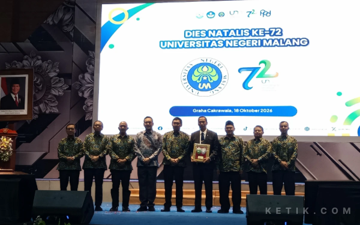 Foto Pemberian penghargaan kepada Wakil Menteri Pendidikan Tinggi, Sains, dan Teknologi Republik Indonesia, Prof. Dr. Fauzan, M.Pd., dalam acara Dies Natalis ke-72 UM pada Minggu, 18 Oktober 2026. (Foto: Aliyah/Ketik.com)