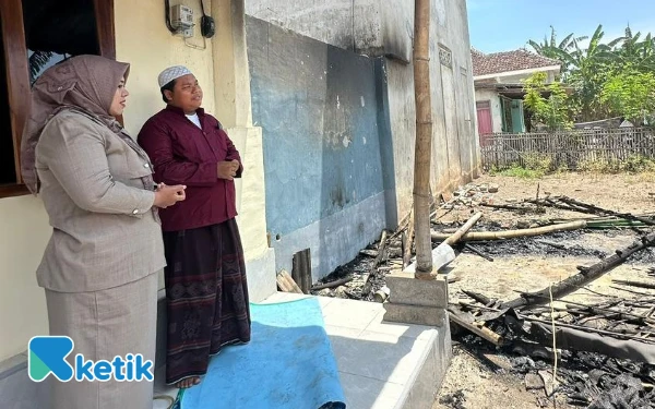 Thumbnail Wabup Situbondo Kunjungi Rumah Habib Alwi Usai Insiden Kebakaran Mobil dan Garasi