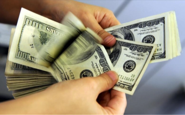 Rupiah Diprediksi Melemah Capai Rp17.050 per Dolar AS Awal Pekan Ini